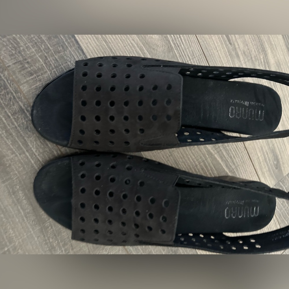 Almost new sandal Munro brand suede material